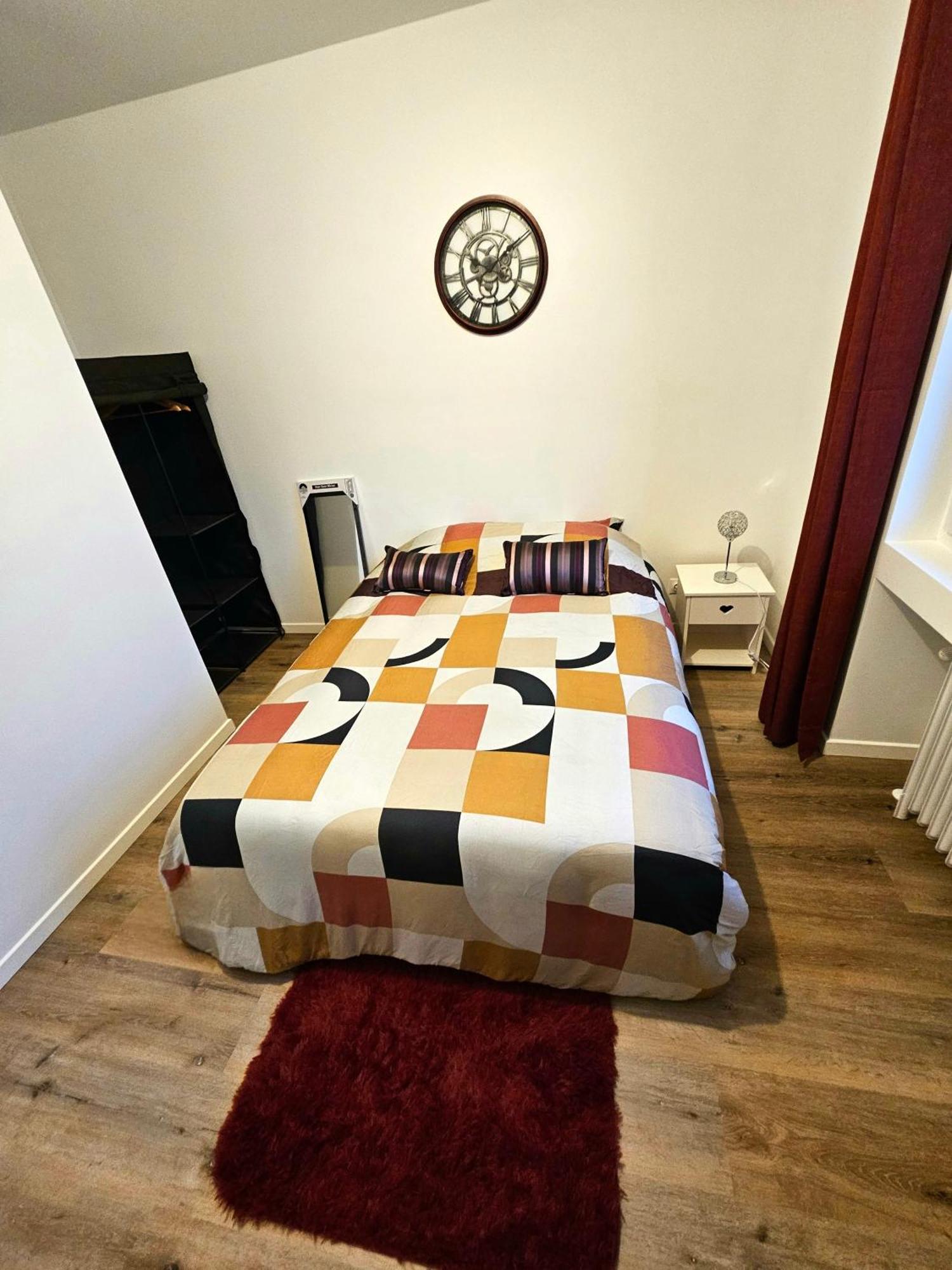 Maison Spacieuse Privatisee Ou A La Chambre - Places De Parking Saint-Michel  Экстерьер фото