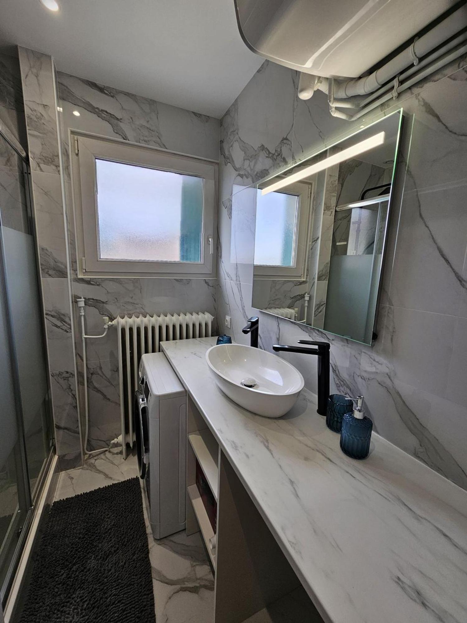 Maison Spacieuse Privatisee Ou A La Chambre - Places De Parking Saint-Michel  Экстерьер фото